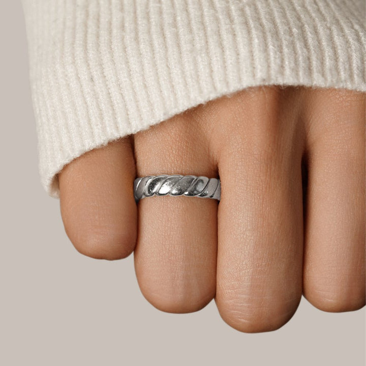 Margeret™ | Calira Twisted Infinity Silver Ring