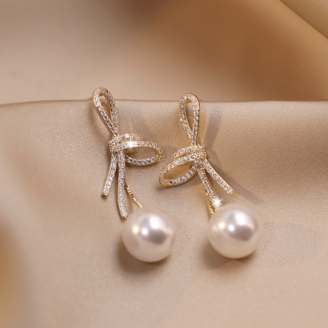 Margeret™ | Pearl Earrings with Shiny Bow in Gold
