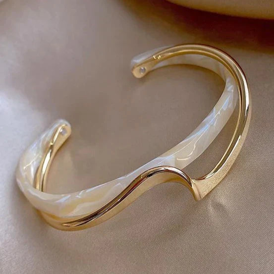 Margeret™ | White Opal Golden Bracelet