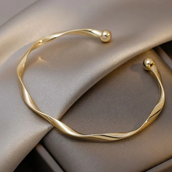 Margeret™ | Elegant Golden Open Bracelet