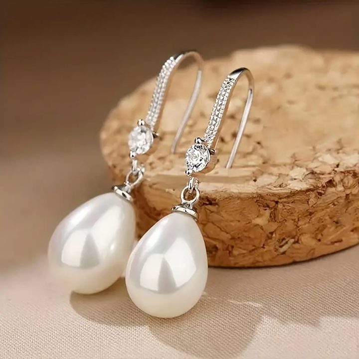 Margeret™ | Dangling Pearl Earrings with Shiny Pearls