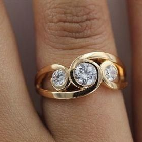 Margeret™ | Inlaid Zirconia Spiral Gold Ring